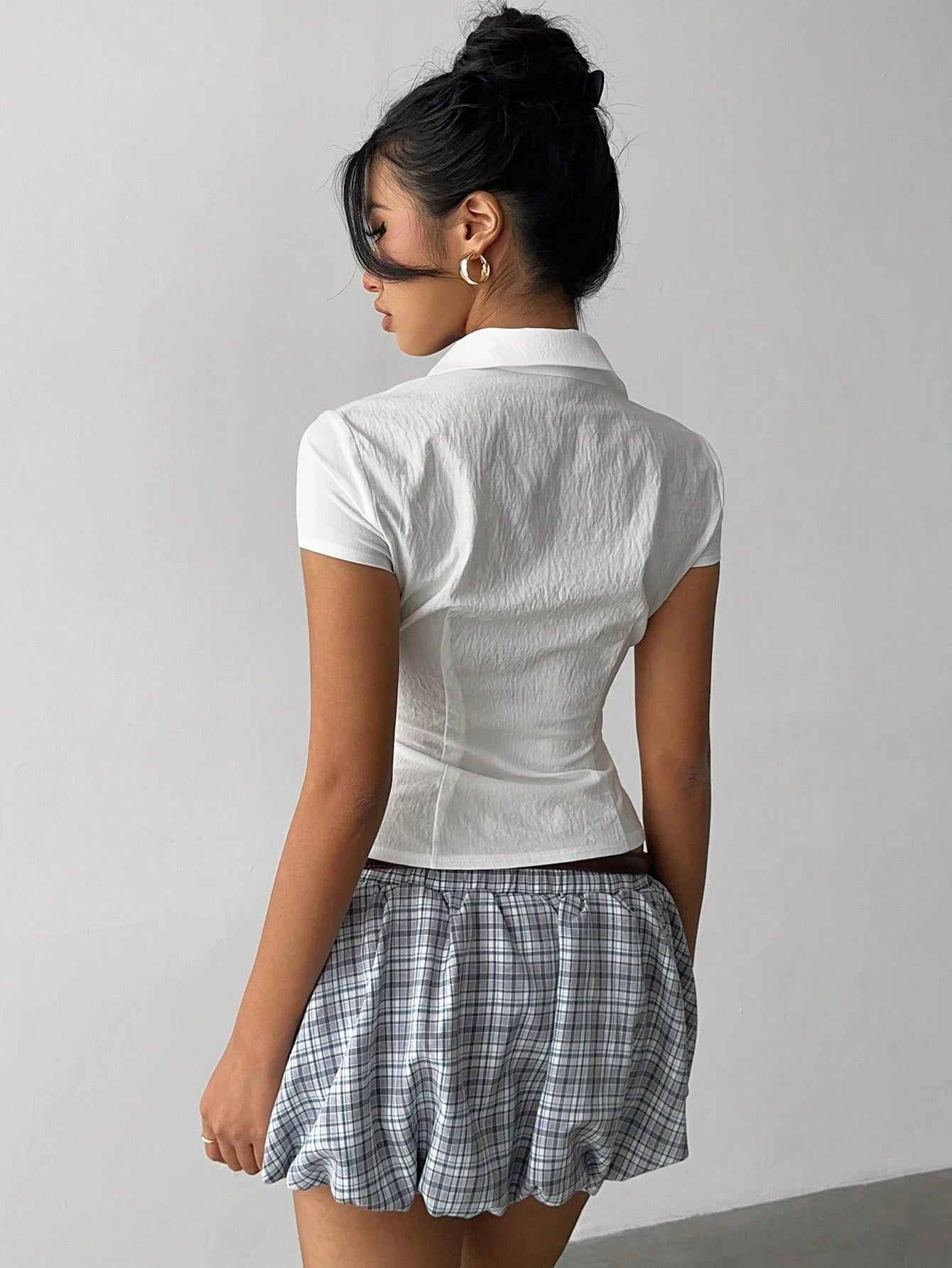 Women's Elegant Solid Color Slim Fit Buttons Clasp Short Sleeve Shirt Commute Gather Waist Cropped Shirt Summer 2026