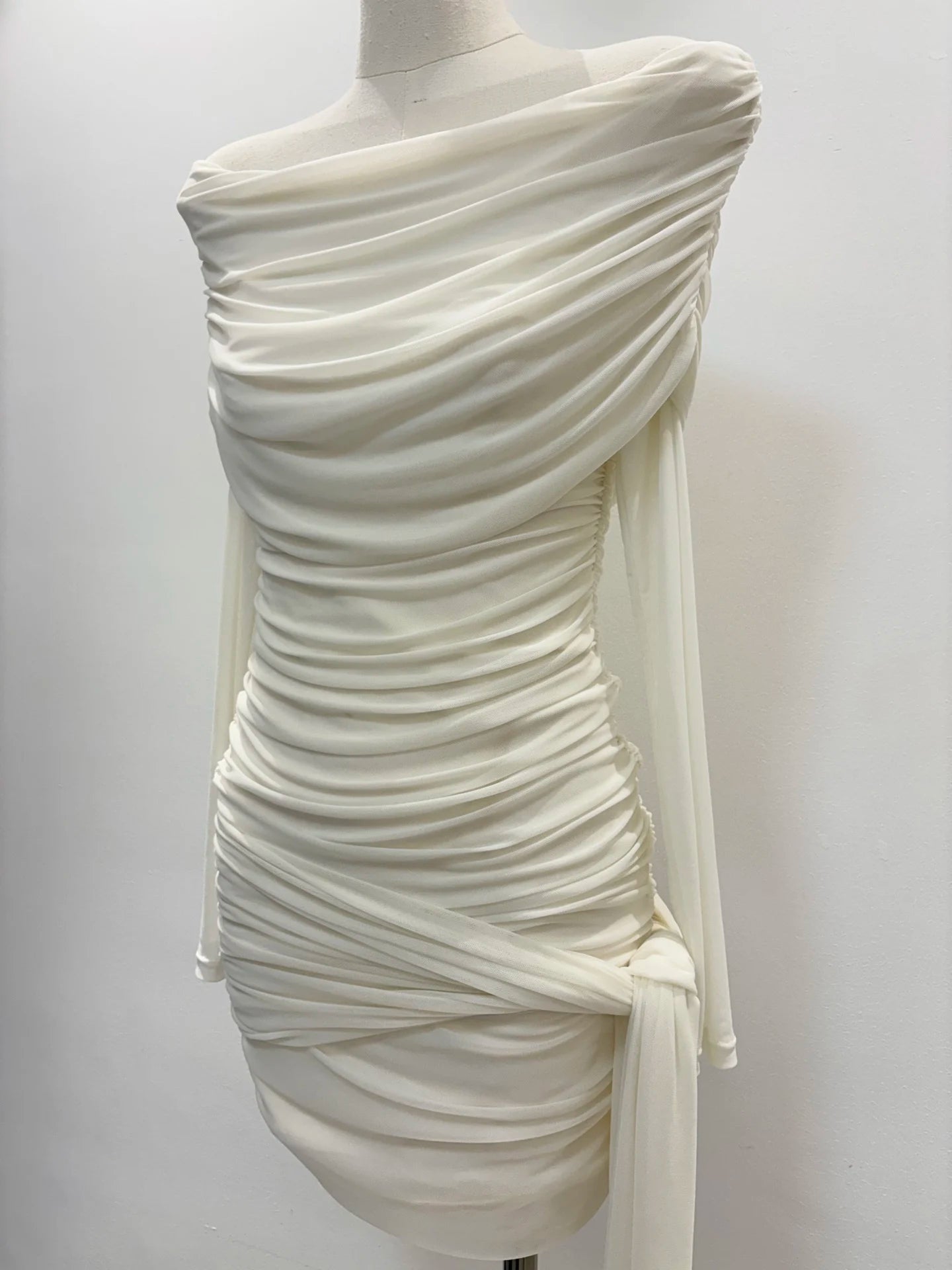 White Off-Shoulder Pleated Slim-Fit Dress Elegant and Sophisticated with a Sensual Bow Detail Women's Dress - 2025 Fall New