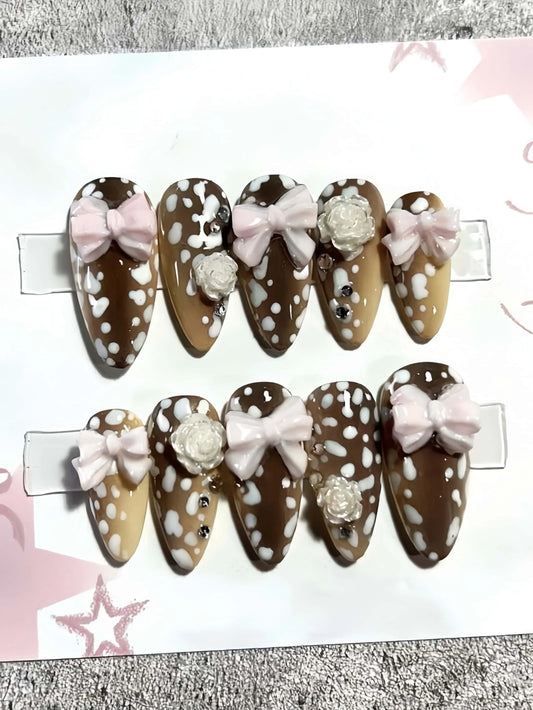 10 Pieces of Handmade Almond-Shaped Full-Cover Nail Tips, Medium-Length, with a Coffee-Colored and Milky White Leopard Print Base Color, Paired with a 3D Pink Bow and Translucent White Rose Rhinestones, in a Gentle Milk Coffe