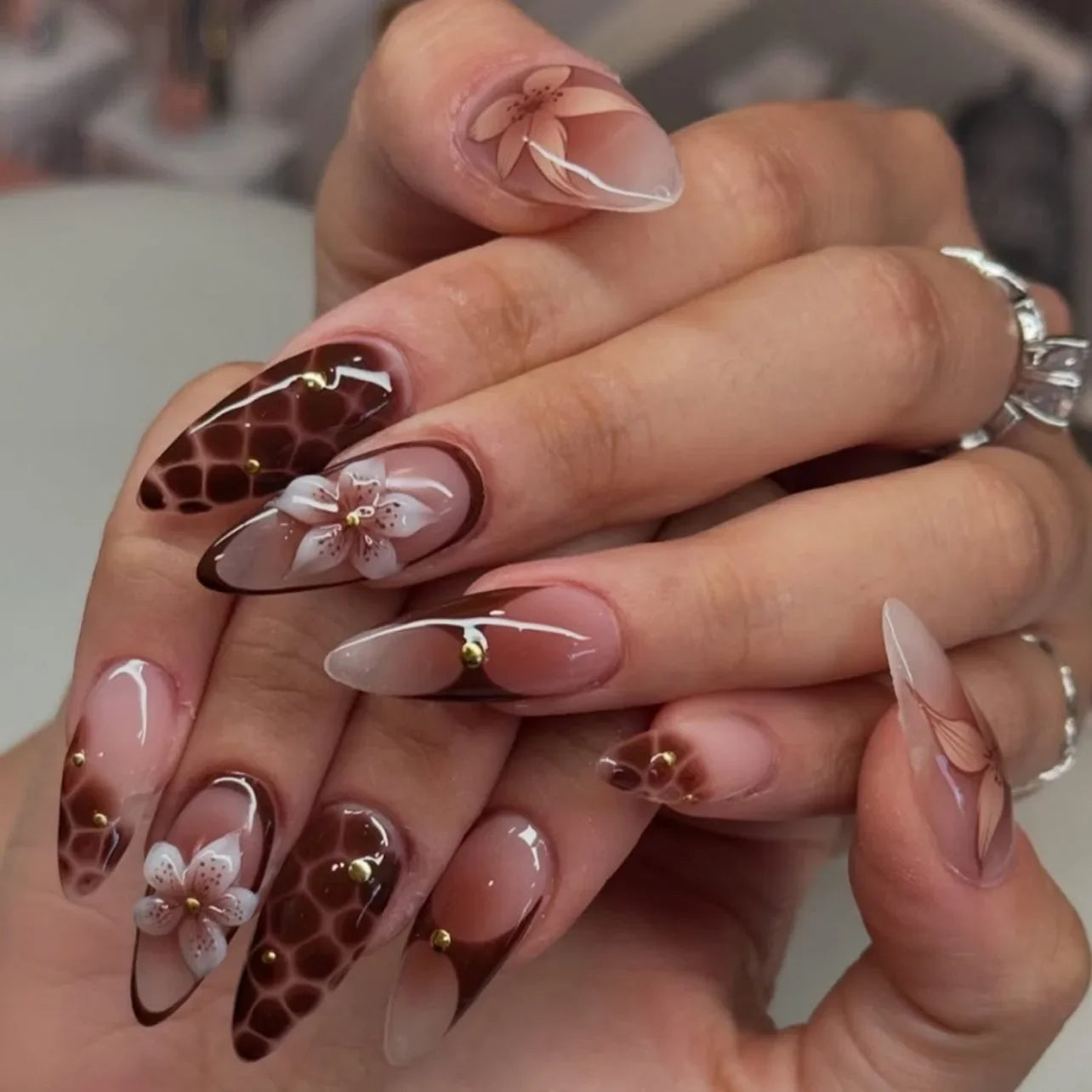 24pcs White Flower Fake Nail Tips Ins Yellow Pink Blush False Nails Wearable Full Cover European Almond Shaped Press on Nails